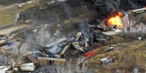 Ohio : un déraillement de train transportant des produits toxiques inquiète de la population
