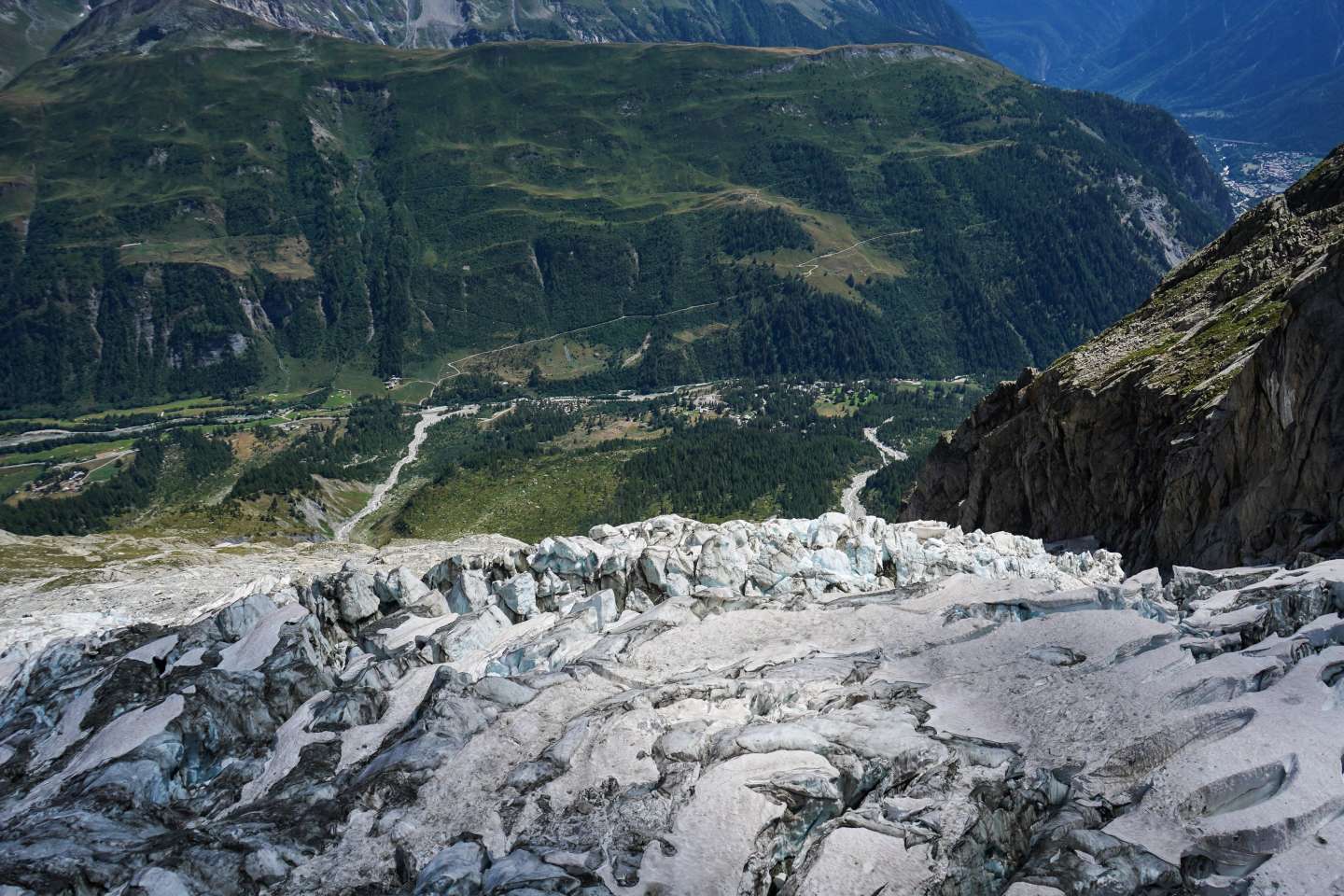 Entre sécheresses à répétition et réchauffement climatique, « les glaciers souffrent et la montagne a des allures de mois de mai »