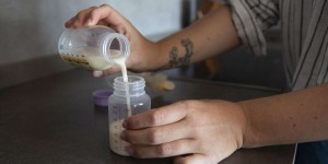 Les stratégies marketing « sournoises » des fabricants de laits infantiles pour entraver le recours à l’allaitement maternel