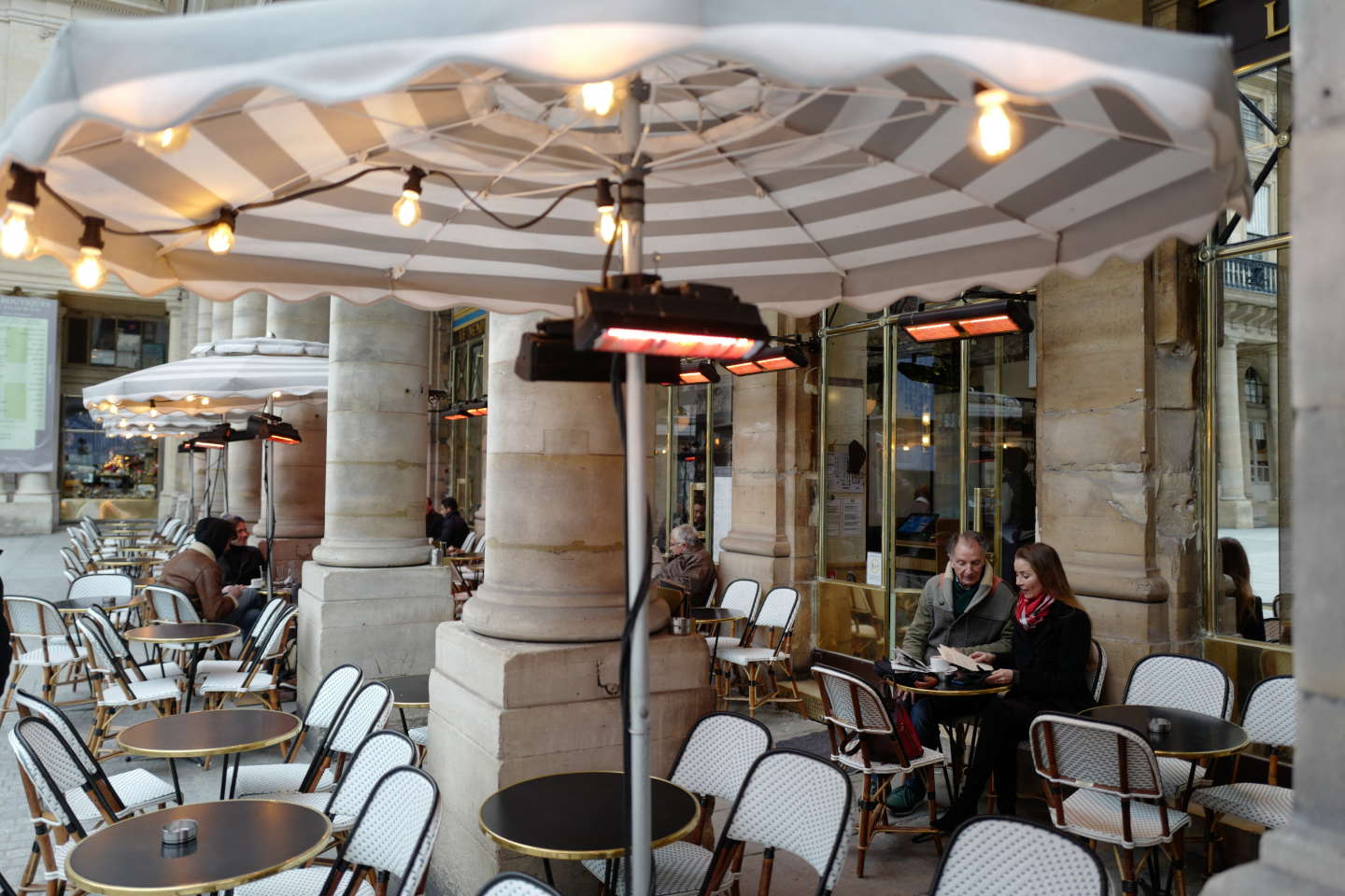 A Paris, la mairie jongle entre pédagogie et amendes pour éradiquer le chauffage en terrasse