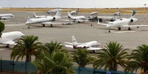 Climat : les députés écologistes veulent interdire les vols en jet privé pour « ramener les riches sur terre »