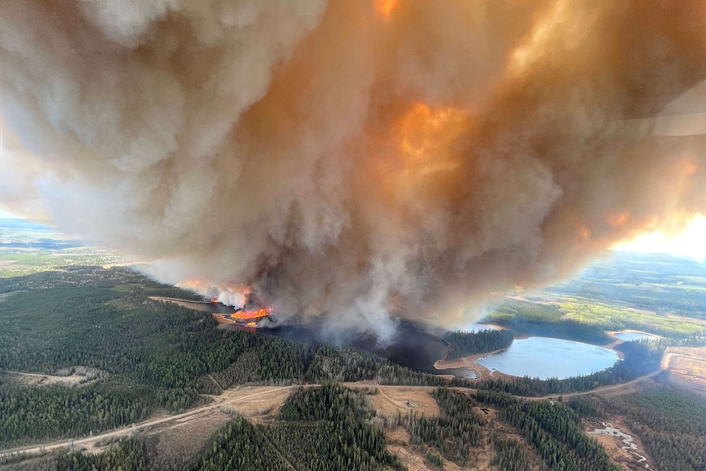 Au Canada, une centaine de feux de forêt dans l’Alberta conduisent à l’évacuation de 25 000 personnes