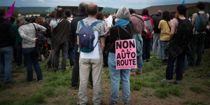 Contournement de Rouen : des manifestants hostiles au projet d’autoroute bloquent l’A13