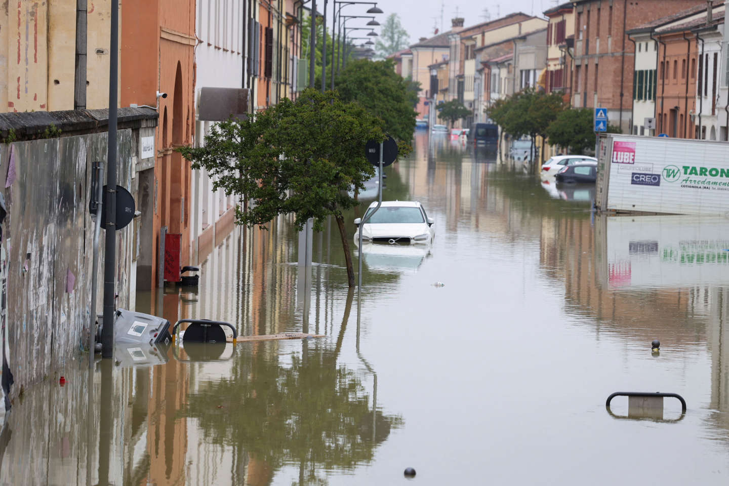 En Italie, le bilan des inondations monte à quatorze morts, tandis que des habitants de Ravenne sont évacués en urgence