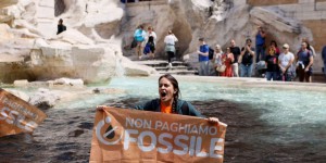 L’eau de la fontaine de Trevi colorée en noir à Rome par des militants écologistes