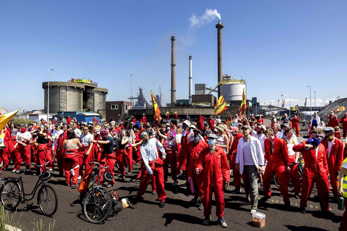 Des militants de Greenpeace forcent les barrières d’une usine métallurgique de Tata Steel aux Pays-Bas