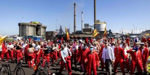 Des militants de Greenpeace forcent les barrières d’une usine métallurgique de Tata Steel aux Pays-Bas
