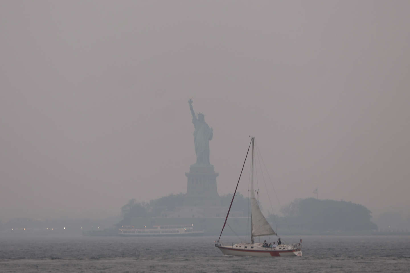 Soleil voilé et toux irrésistible : New-York prise sous la chappe des fumées des incendies au Canada