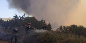 Canicule, en direct : trois nouveaux incendies déclarés dans l’ouest du Péloponnèse