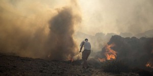 De la Grèce à la Tunisie, les photos des incendies autour de la Méditerranée