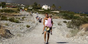 Sur l’île de Rhodes, touristes et habitants fuient les incendies en voiture, en bateau ou à pied