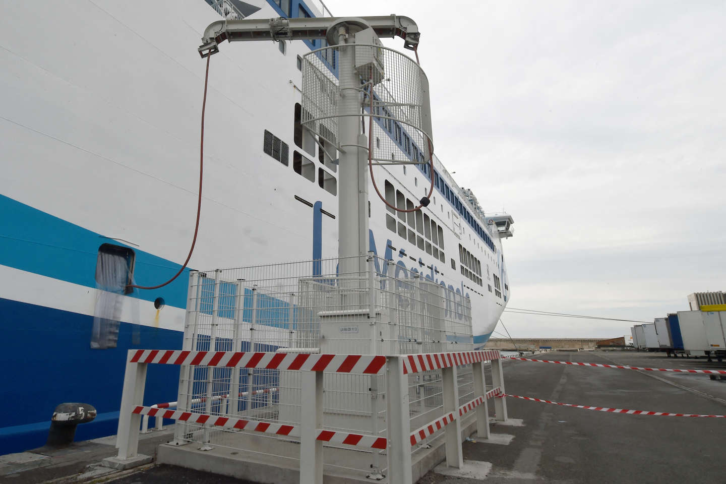Sur les quais de Sète, le port de commerce prépare ses branchements électriques
