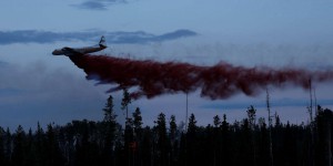 Canada : une partie du nord du pays, en proie à des feux de forêt incontrôlables, évacuée par avions militaires