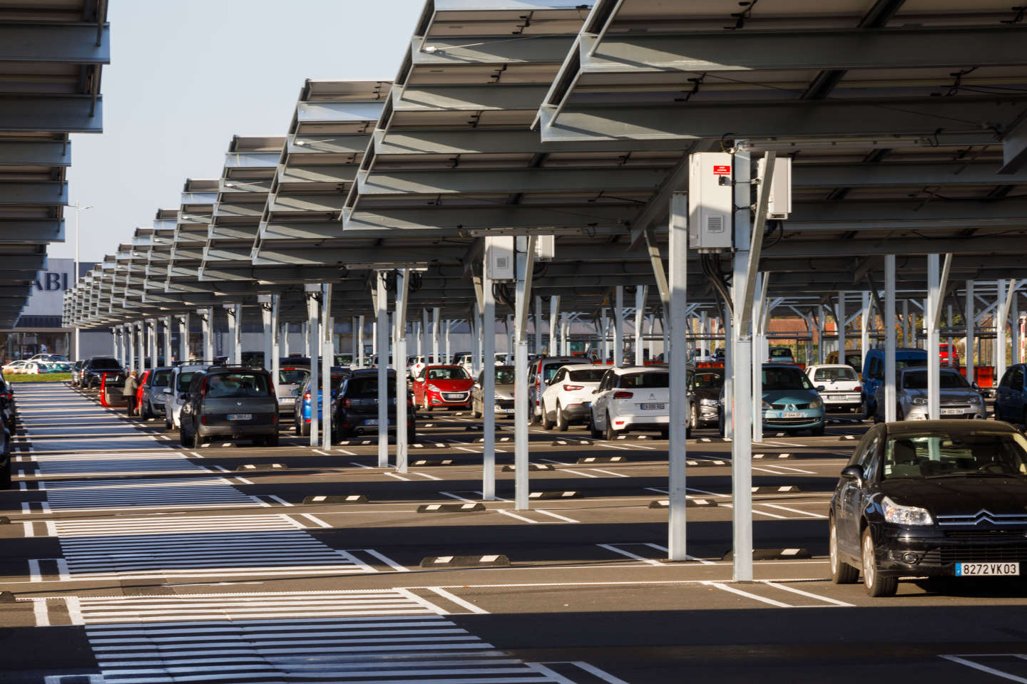 Canicule : les ombrières solaires gagnent du terrain sur les parkings privés et publics
