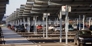 Canicule : les ombrières solaires gagnent du terrain sur les parkings privés et publics