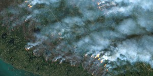 Cerné par les feux de forêt, le Grand Nord canadien sous ordre d’évacuation