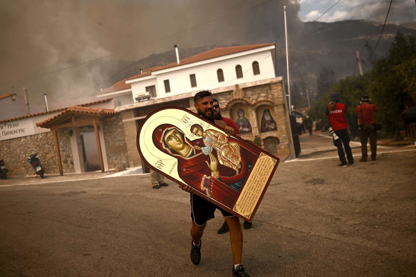 La Grèce lutte contre les incendies pour le sixième jour de suite