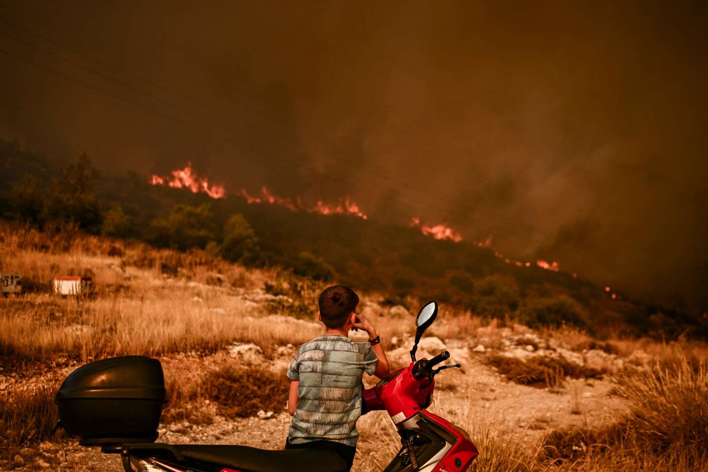 En Grèce, de nouveaux incendies meurtriers ravagent plusieurs régions