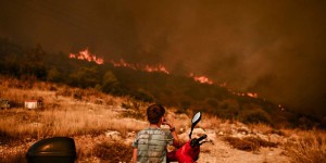 En Grèce, de nouveaux incendies meurtriers ravagent plusieurs régions