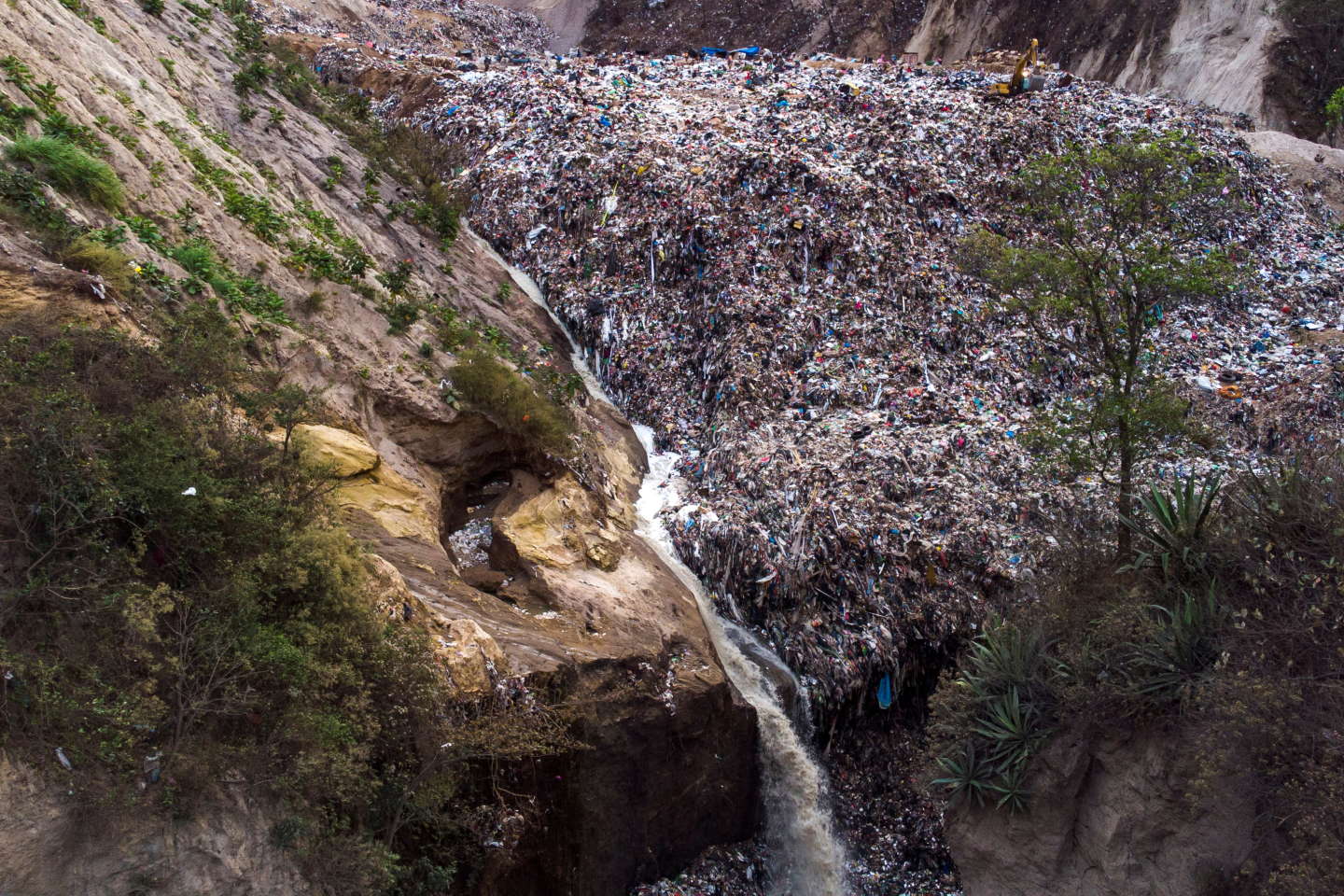 Du Guatemala au Honduras, le fleuve Motagua charrie des milliers de tonnes de plastique
