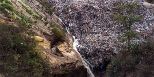 Du Guatemala au Honduras, le fleuve Motagua charrie des milliers de tonnes de plastique