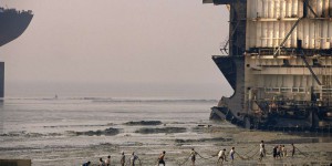Au Bangladesh, les vieux navires continuent à être démantelés dans des conditions désastreuses
