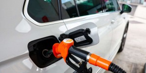 Carrefour annonce qu’il ne vendra pas de carburants à perte ; le gouvernement assure maintenir son projet