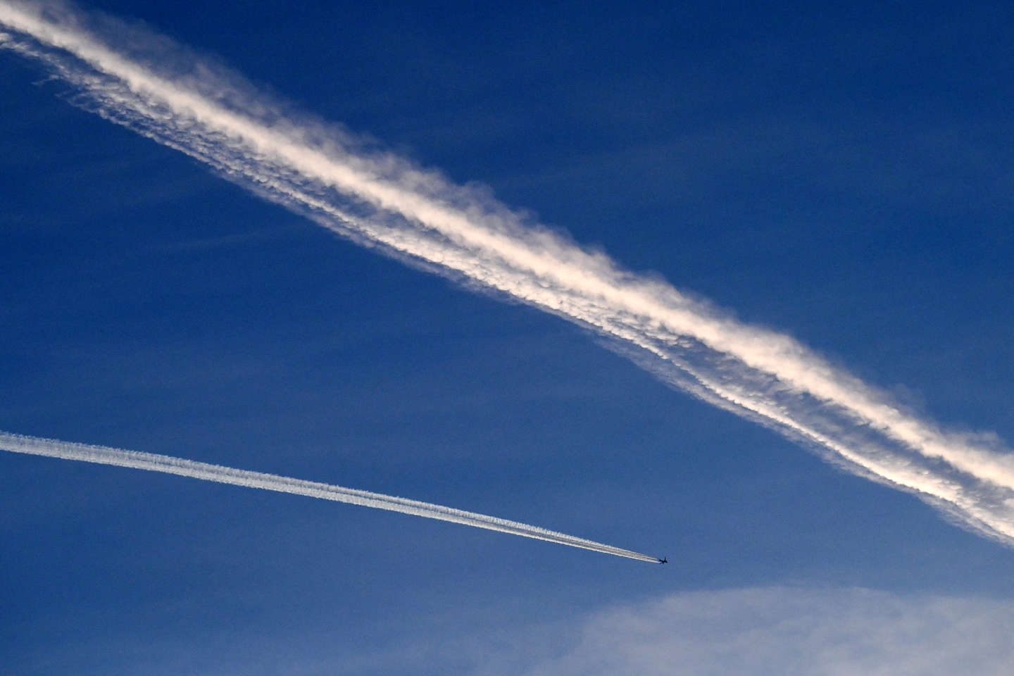 Pollution : après le CO₂, le secteur aérien confronté à la question des traînées de condensation