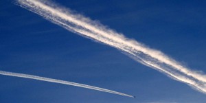 Pollution : après le CO₂, le secteur aérien confronté à la question des traînées de condensation