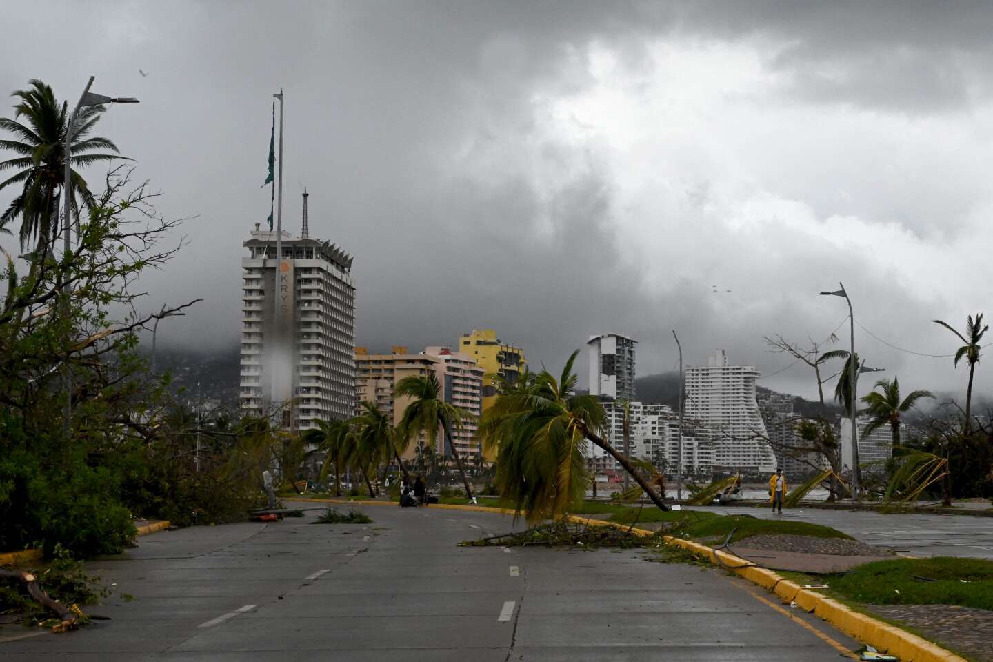 Mexique : Acapulco partiellement dévastée après l’ouragan, habitants et touristes coincés