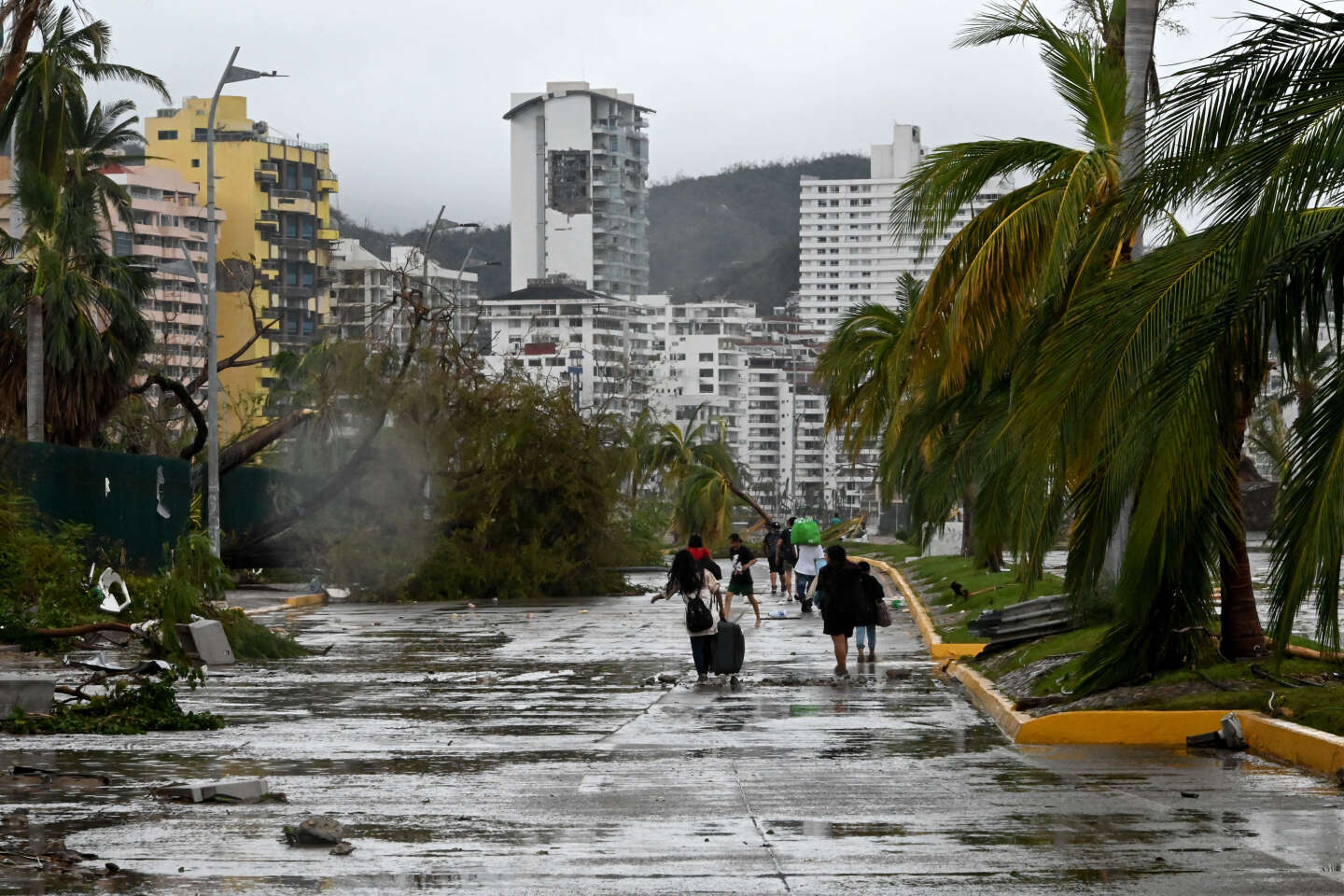 Au Mexique, les habitants d’Acapulco, désespérés, devant le président « AMLO », après le passage de l’ouragan Otis