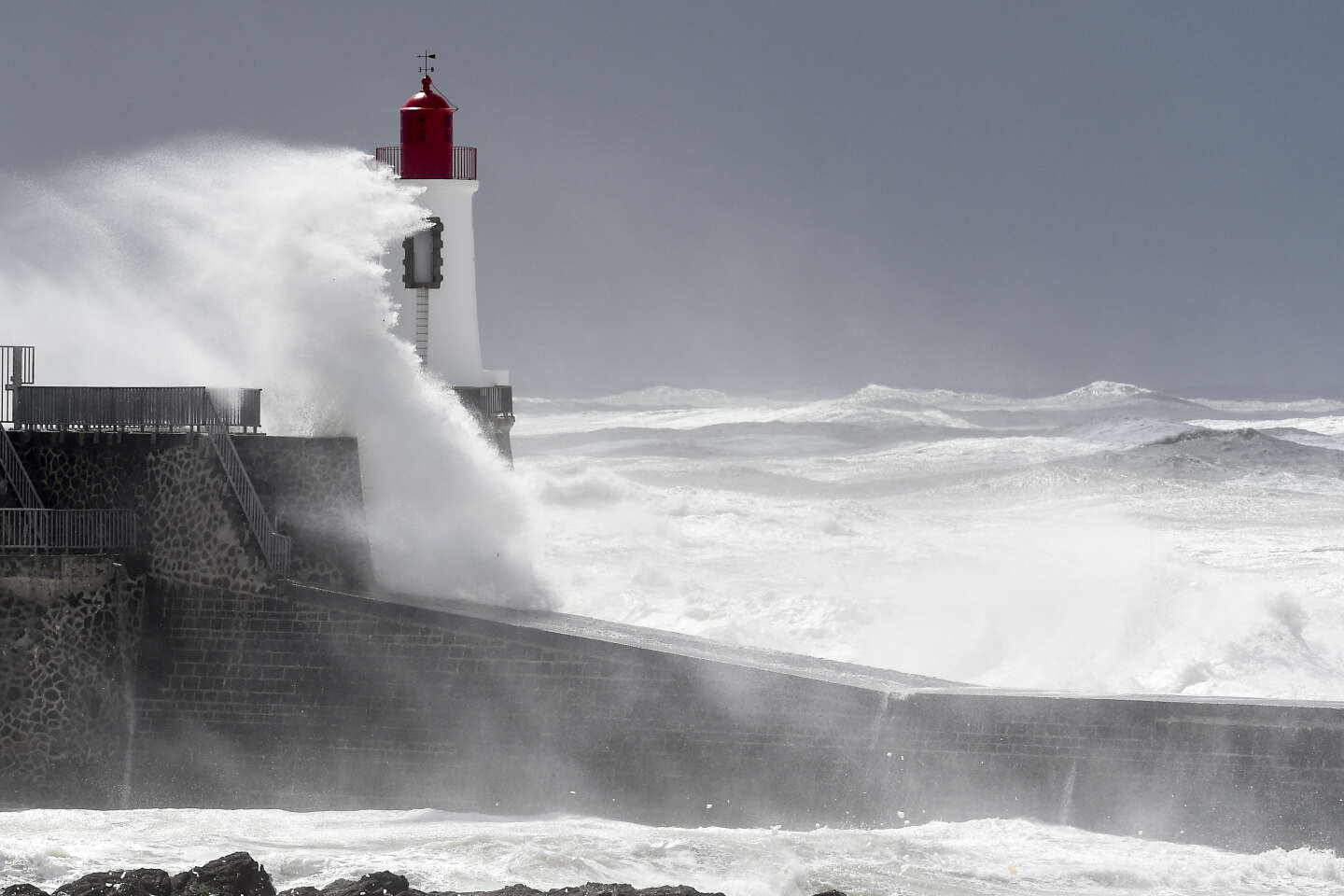 Tempête Ciaran : Météo-France prévoit des rafales de vent pouvant atteindre 150 km/h dans le nord-ouest de l’Hexagone