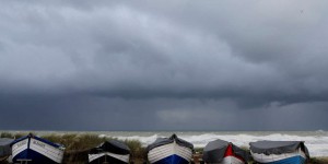 Tempête Ciaran, en direct : des vents jusqu’à 170 km/h attendus sur les côtes bretonnes et normandes, trois départements en alerte rouge