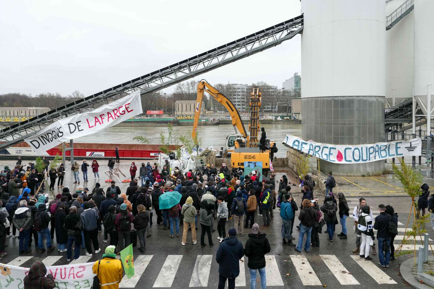 Plusieurs sites de Lafarge et de Cemex en France ciblés par des actions de militants écologistes