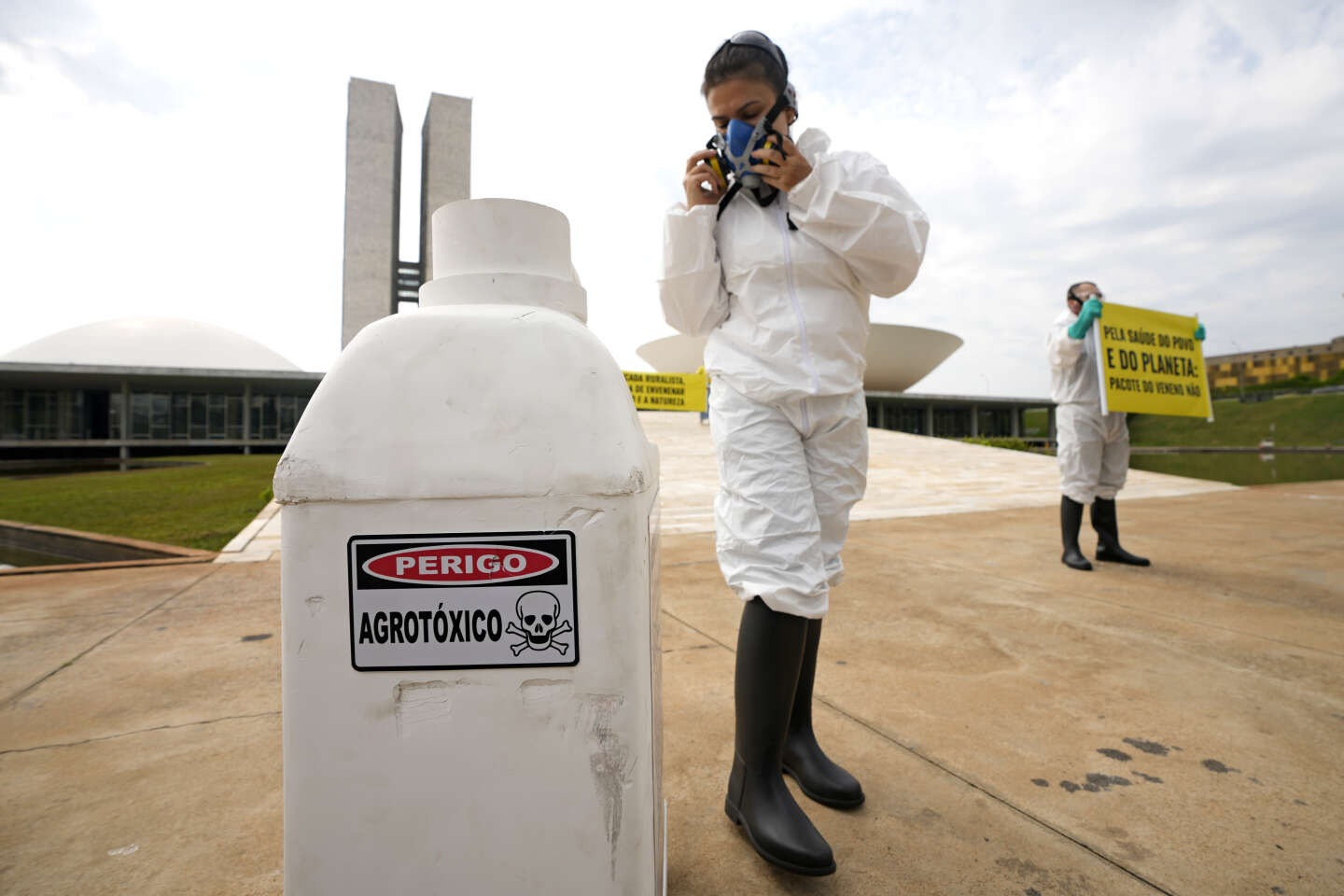 Lula promulgue une loi qui facilite l’autorisation de nouveaux pesticides au Brésil
