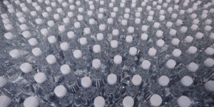 Une nouvelle méthode d’analyse révèle la présence massive de nanoparticules de plastique dans l’eau en bouteille