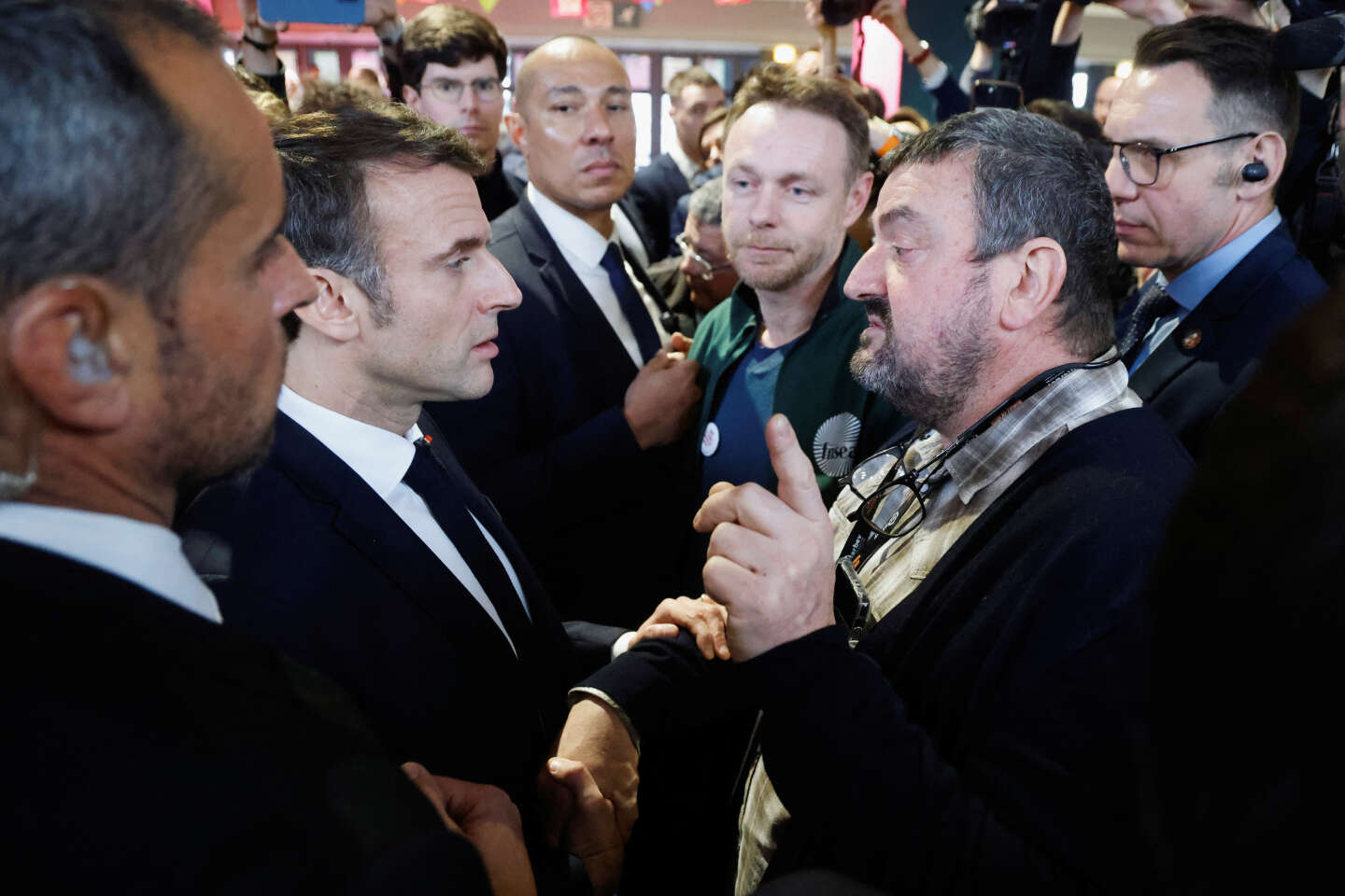 Au Salon de l’agriculture, Emmanuel Macron creuse un peu plus le gouffre avec les défenseurs de l’environnement