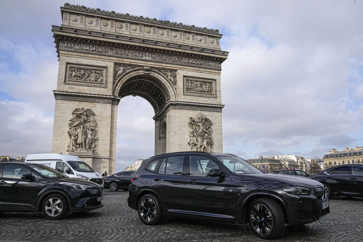 Votation sur les SUV à Paris : courte majorité et faible mobilisation pour tripler le coût de stationnement des véhicules lourds