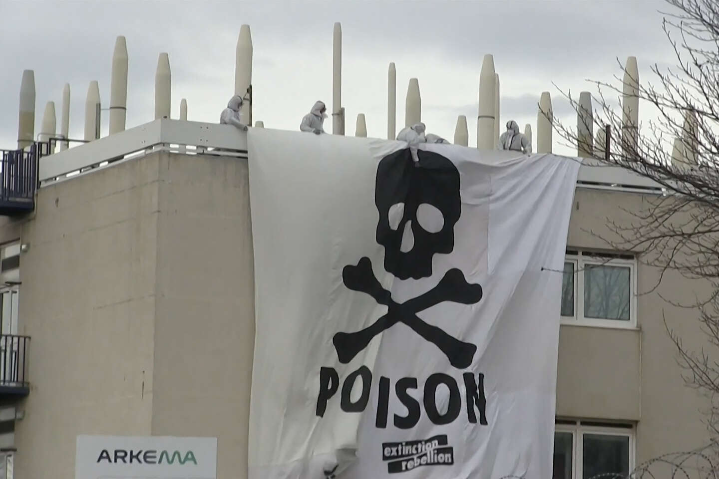 « Polluants éternels » : des centaines de militants écologistes se sont introduits sur le site de l’usine Arkema à Pierre-Bénite