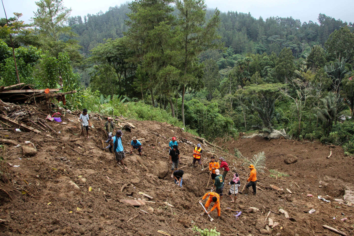 Un glissement de terrain en Indonésie fait 20 morts, selon un bilan définitif