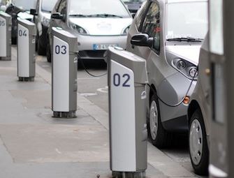 Bolloré va mettre en place un réseau de 16000 bornes de recharges pour voitures électriques en France