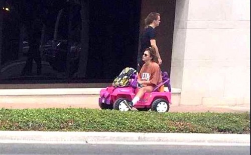 Sans permis, elle se déplace à bord d’une voiture électrique pour enfant Barbie