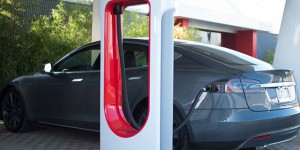 Tesla discute avec BMW et Nissan pour l’harmonisation des structures de recharge