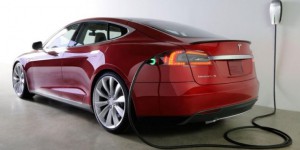 Tesla : bientôt un branchement automatique au chargeur mural ?