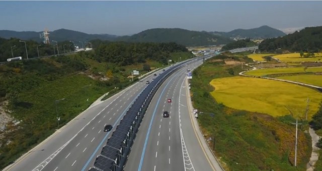 Corée du Sud : autoroute, piste cyclable et panneaux solaires