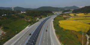 Corée du Sud : autoroute, piste cyclable et panneaux solaires