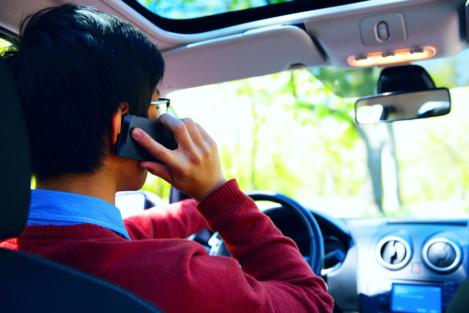 Téléphone portable au volant : un danger de plus en plus sanctionné