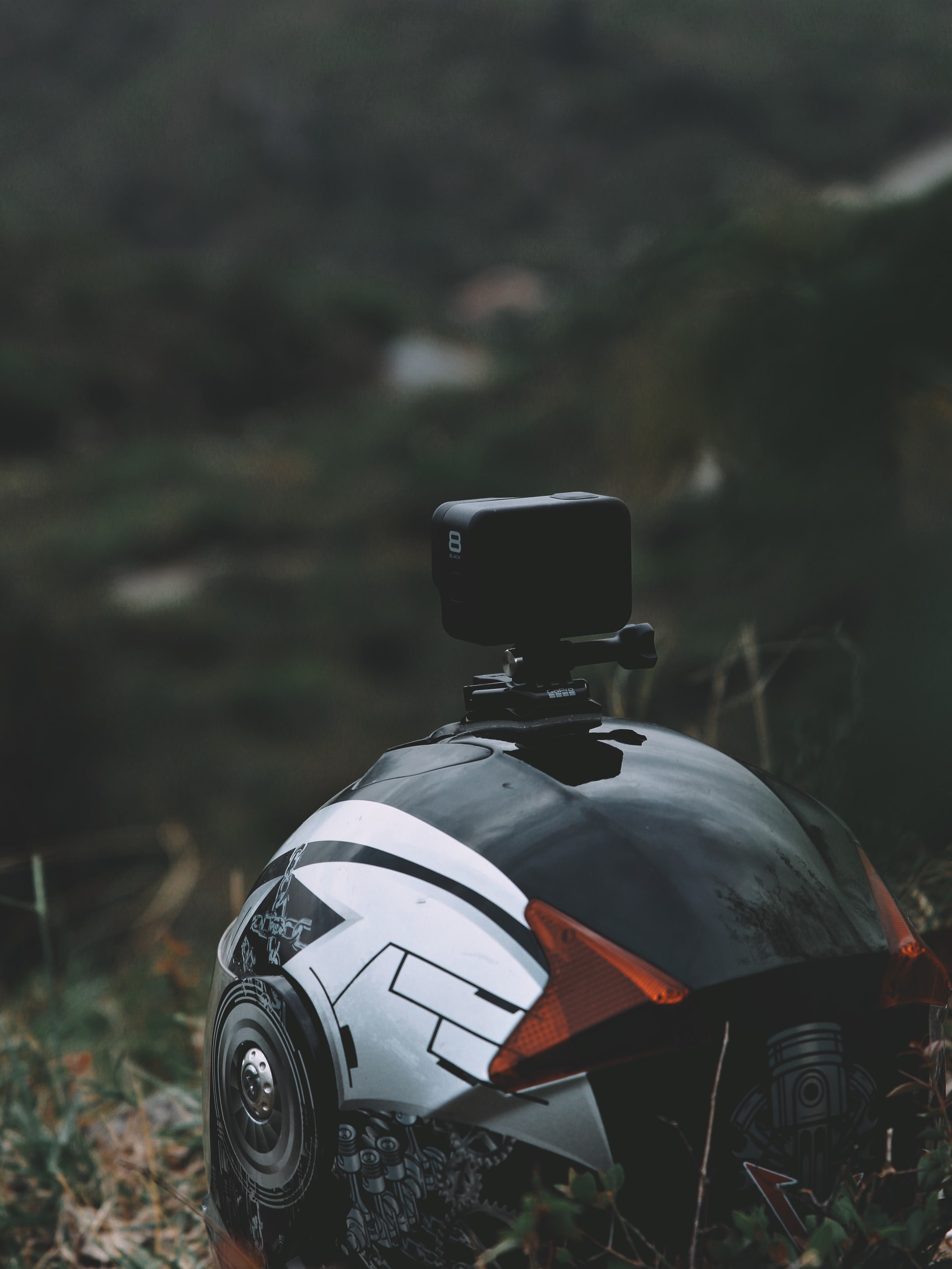 Qu’y a-t-il d’intéressant à savoir sur les fixations GoPro pour casque moto ?