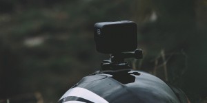 Qu’y a-t-il d’intéressant à savoir sur les fixations GoPro pour casque moto ?