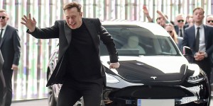 Elon Musk lui-même ne croit pas en l’avenir de la voiture électrique. Voici pourquoi.
